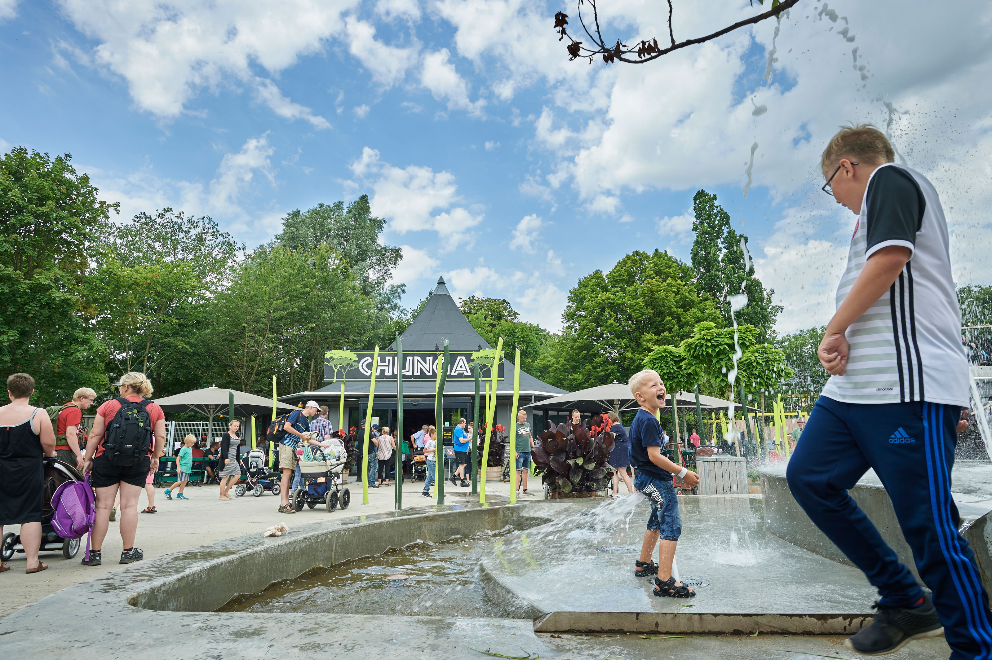 Børn leger i springvand på legepladsen ved spisestedet Café Chunga i Odense ZOO